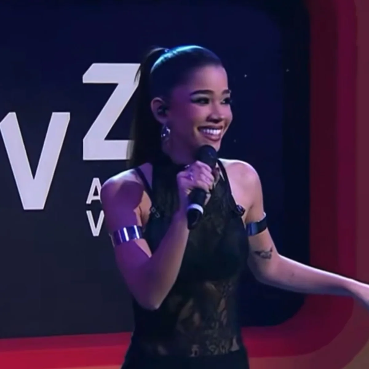 Tília interrompe apresentação após perrengue ao vivo. Veja vídeo