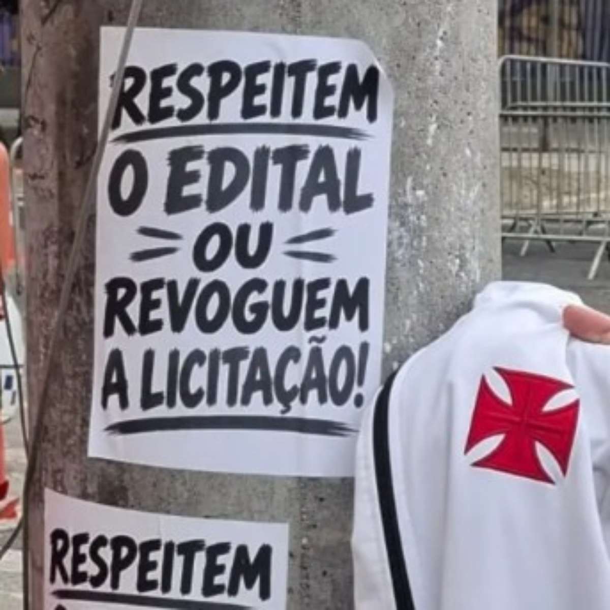 Torcedores do Vasco colam cartazes no Maracanã em protesto antes de jogo da NFL