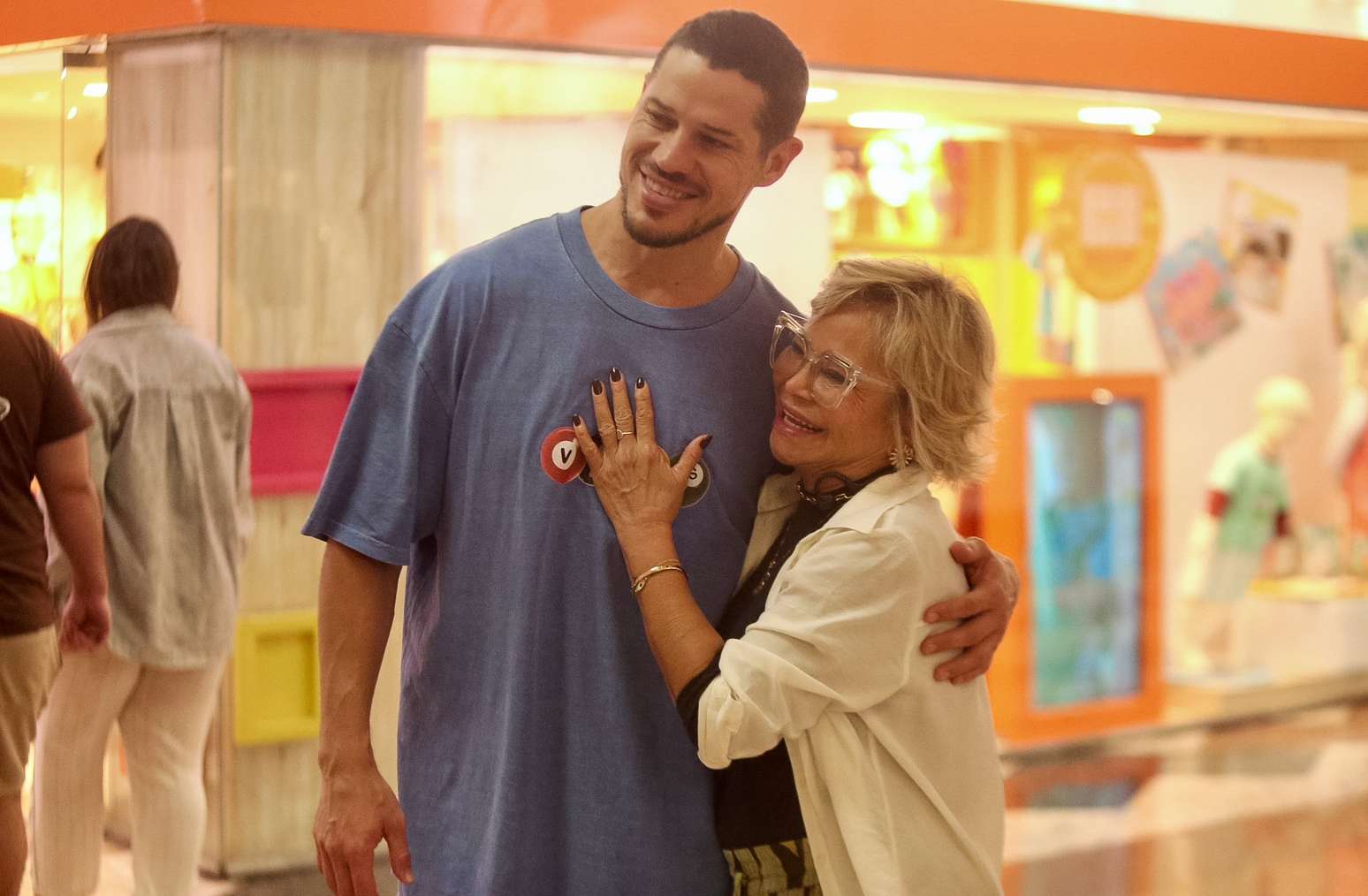 Jos&eacute; Loreto tira foto com f&atilde; no Shopping da G&aacute;vea, no Rio de Janeiro