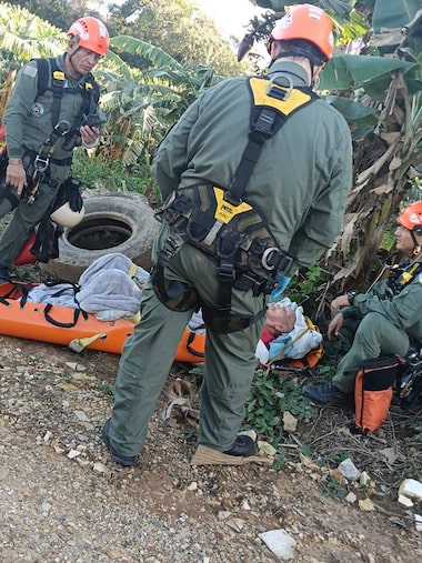 PM resgata de helicóptero homem de 100 anos ilhado após enchentes em Eldorado; veja vídeo da ação