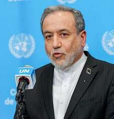 O ministro das Relações Exteriores do Irã, Abbas Araghchi, discursa em frente a um pódio tendo como fundo o azul da ONU. Foto: Bloomberg via Getty Images / BBC News Brasil