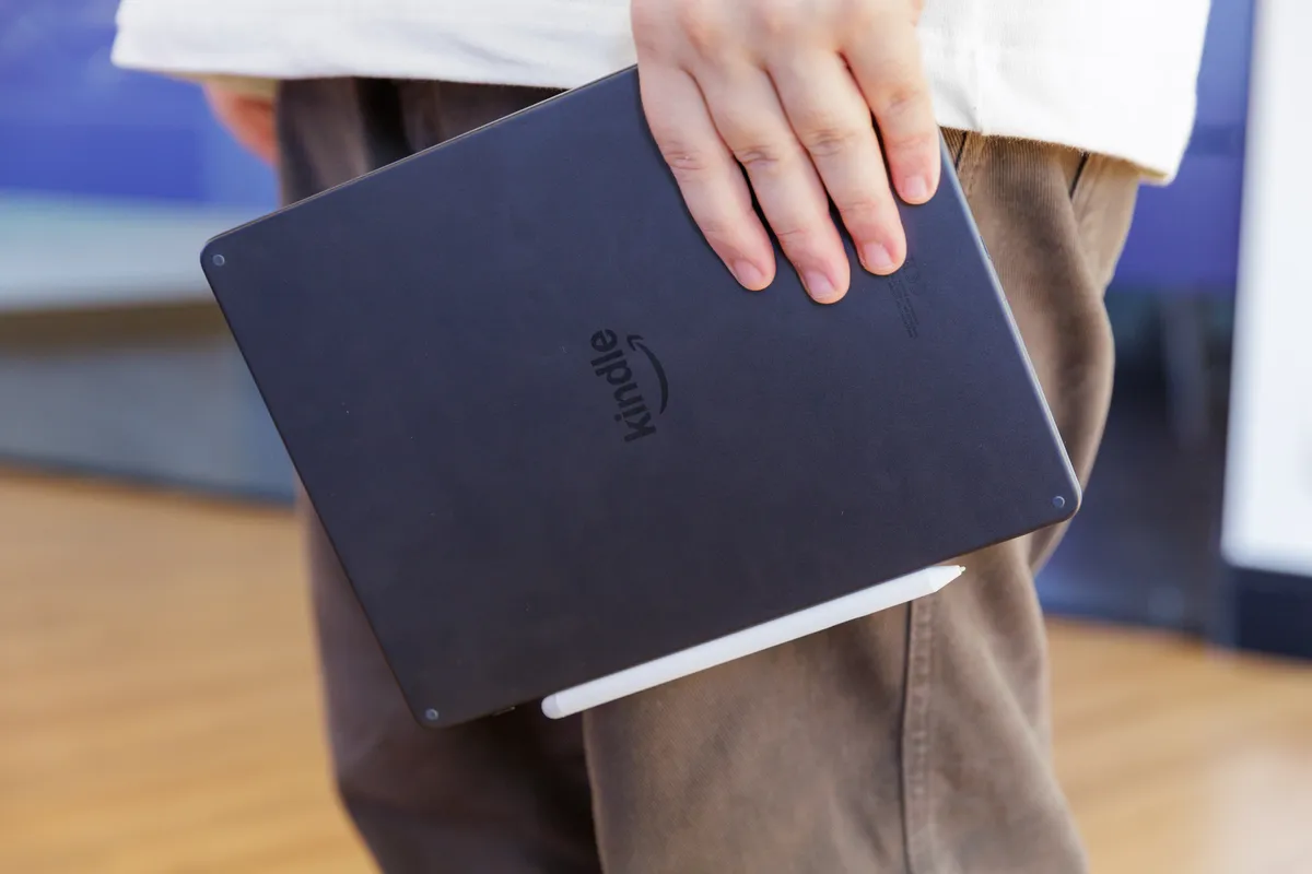 Imagem da matéria: Kindle Scribe 3 me fez voltar a escrever à mão, mas não aposentou meu Kindle Paperwhite