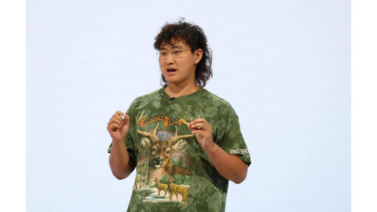 O CEO da Meta AI, Alexandr Wang, esclarece como se vestiu para o evento Connect 2026 da Meta nesta semana; diz: 'Com licença, preciso corrigir o registro sobre isso'.