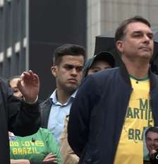 Tarcísio de Freitas, governador de São Paulo, ao lado de Flávio Bolsonaro Foto: @silasmalafaia via Youtube/Reprodução / Estadão