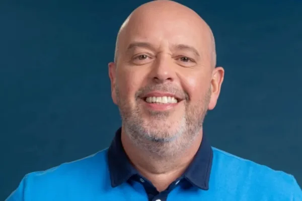 Alex Escobar volta à Globo e apresenta programa pela 1ª vez após passar mal