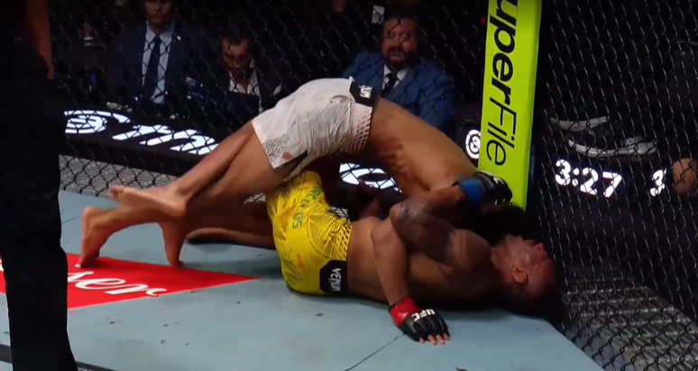 Lutador brasileiro cai desacordado em luta do UFC, sai de maca e fica internado em hospital nos EUA