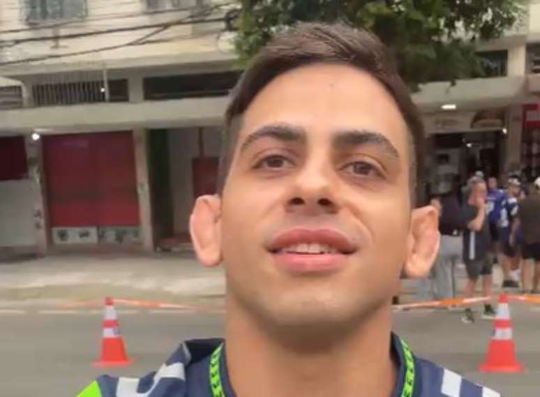 Torcedor pede namorada em casamento e viaja sozinho ao Rio para jogo da NFL