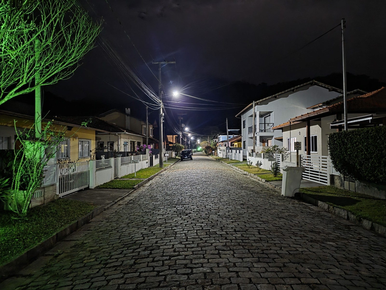 Rua à noite; foto tirada com câmera principal do Galaxy Z Fold 7 — Foto: Ana Letícia Loubak/TechTudo