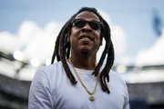Imagem da matéria: Mulher volta atrás em acusação de estupro contra Jay-Z: “Nunca conheci”