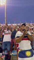 Torcida do Santa Cruz reagindo à defesa de Thiago Coelho no lance