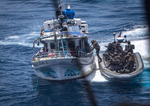 Ataques dos EUA a barcos de pesca equatorianos levantam preocupações humanitárias, mas a administração Trump não recua