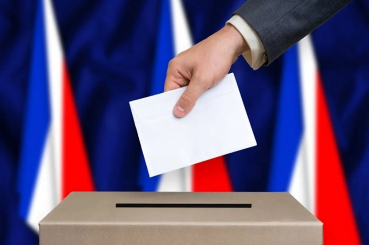 Imagem colorida de urna na França