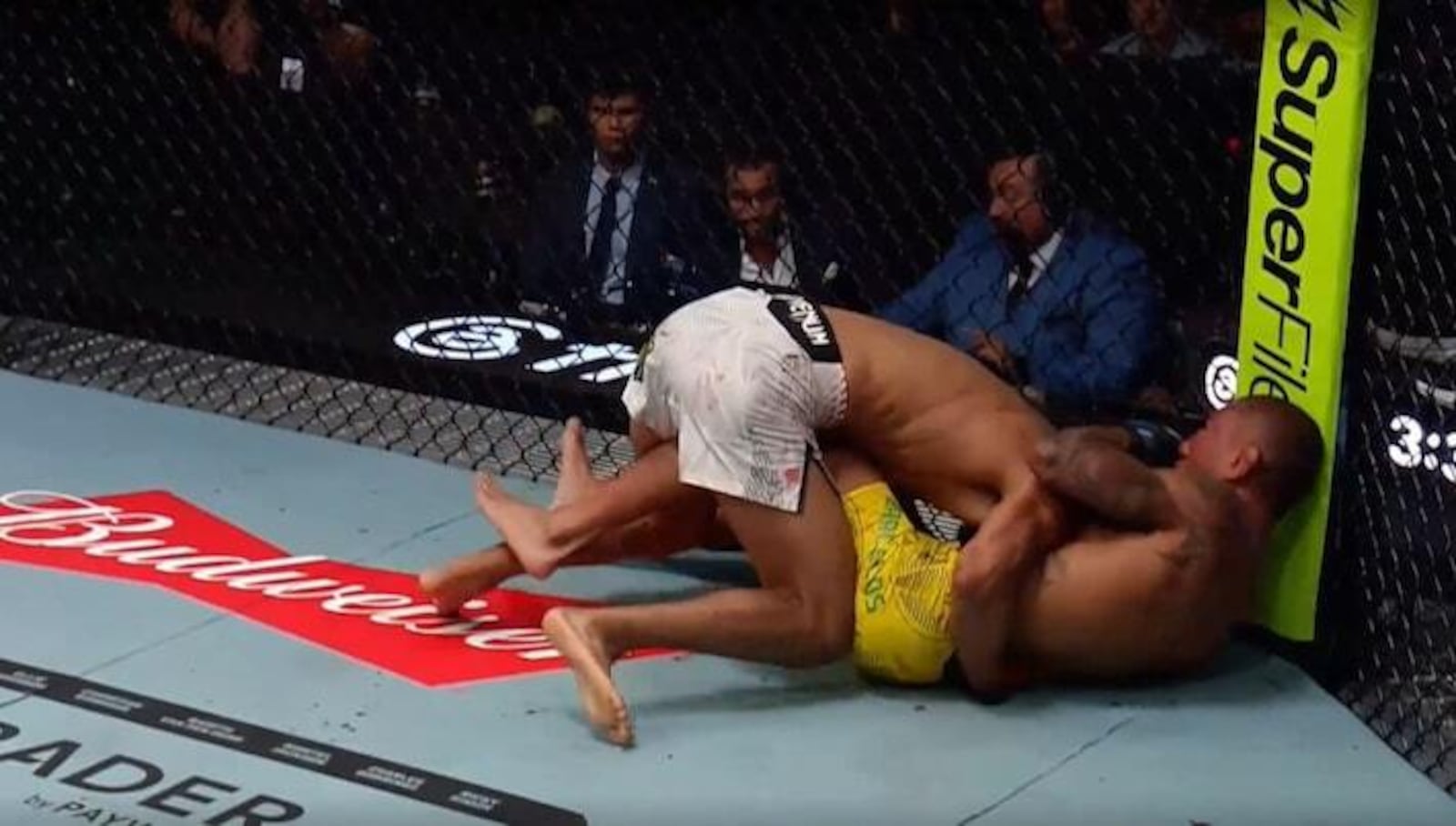 Raoni Barcelos levou uma queda feita no UFC Fight Night Reprodução/Paramount+