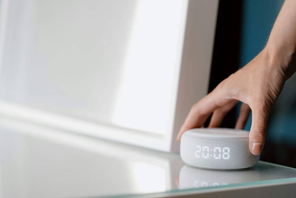 Seja iniciante ou expert em tecnologia, os dispositivos com Alexa integrada são indicados para elevar sua rotina, combinando praticidade e uma dose extra de modernidade — Foto: Foto: Divulgação/Pexels