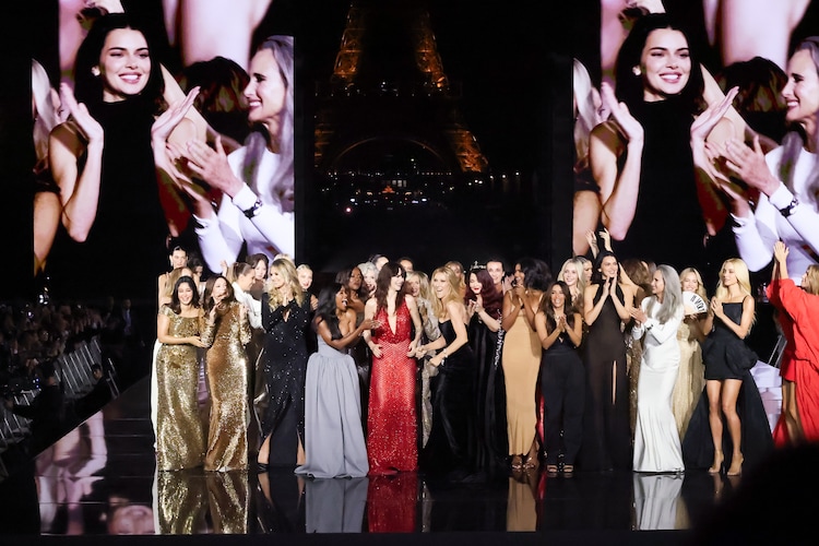 Aishwarya Rai Bachchan domina a passarela de Paris com cabelos vermelhos e vestido de capa estrelado