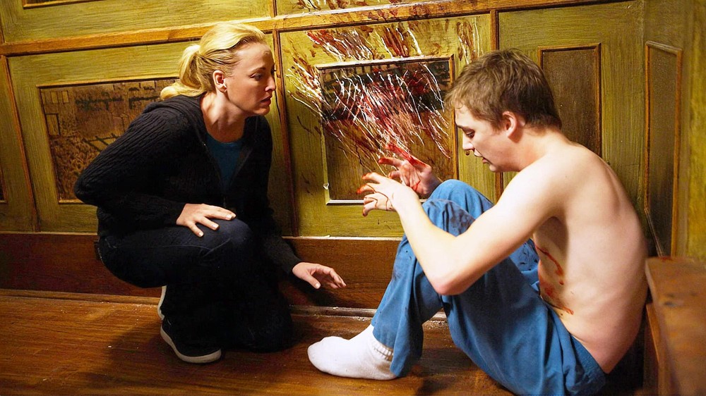 Evocando Espíritos acompanha uma família onde o filho mais velho está possuído por forças diabólicas — Foto: Reprodução/The Movie Database
