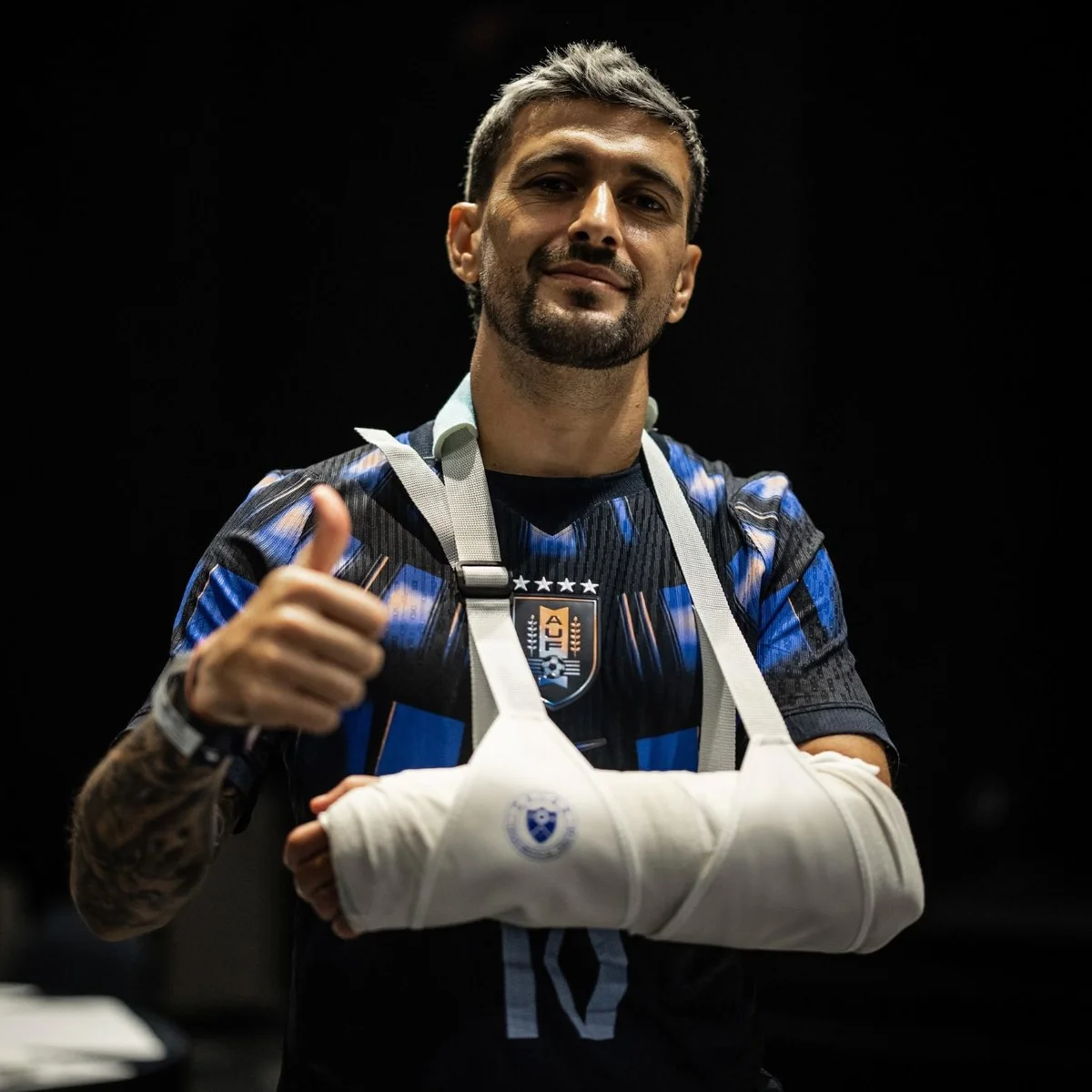 Seleção uruguaia presta apoio a Arrascaeta após lesão: "Voltará"
