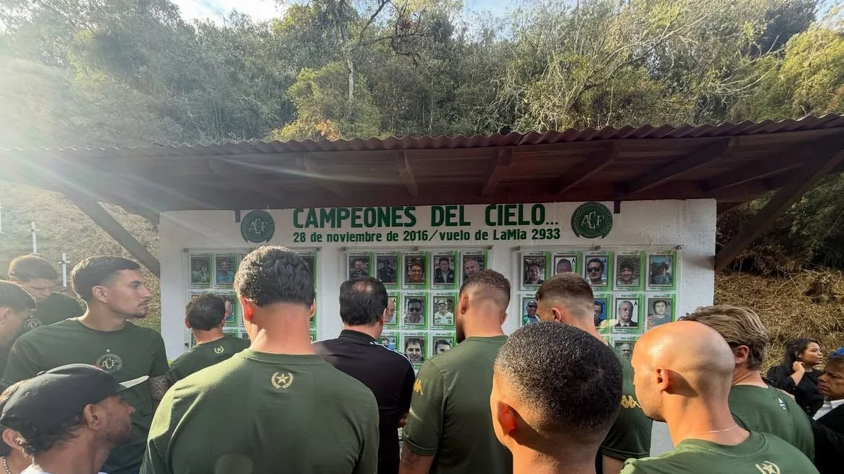 Chapecoense visita memorial onde caiu avião do clube na Colômbia