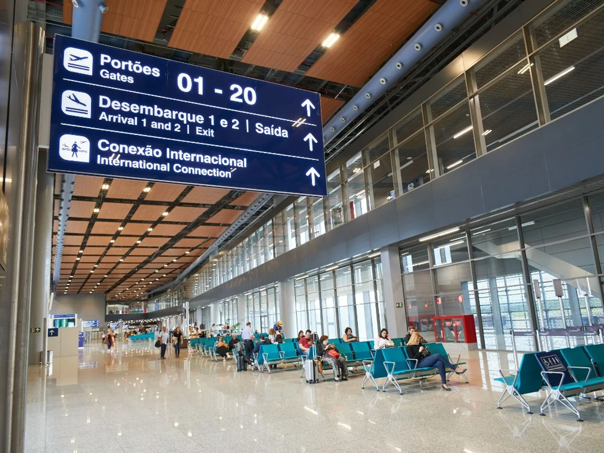 Buraco na pista suspende pousos e decolagens no Aeroporto de Confins