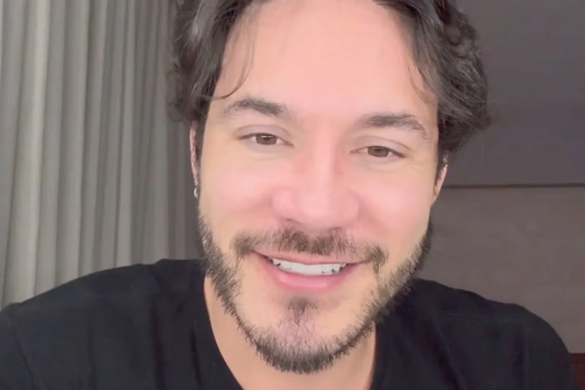 Eliezer mostra foto aos 25 anos e surpreende a web com transformação; veja