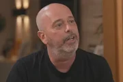Alex Escobar volta à Globo e apresenta programa pela 1ª vez após passar mal