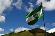 Bandeira da Chapecoense, hasteada no Cerro Chapecó (antigo Cerro Gordo), na Colômbia, local do acidente.