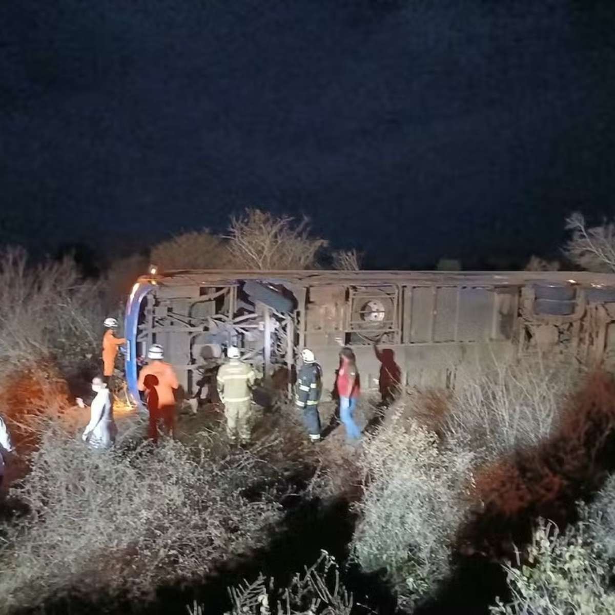 Ônibus tomba na BR-122 e deixa sete mortos em Iraquara, interior da Bahia