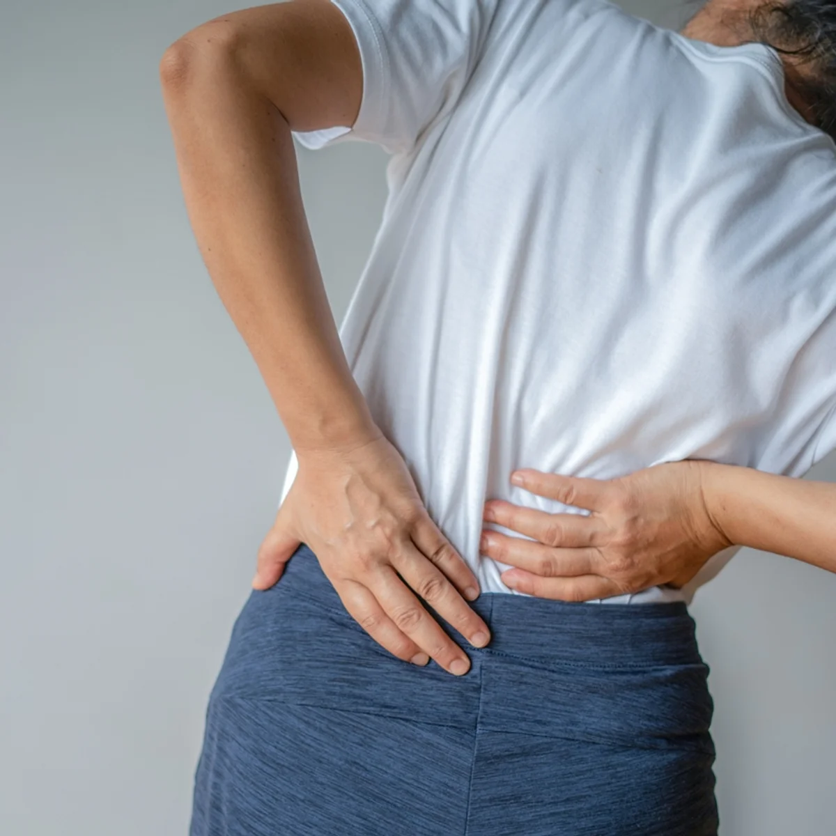 Dor nas costas pode ser aliviada com ponte de glúteos: veja como fazer