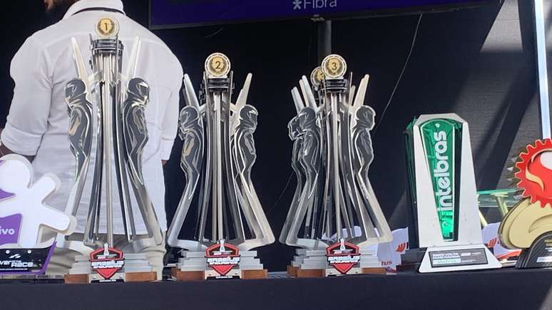 Stock Car: dupla Sette Câmara e Lucas Di Grassi vencem corrida endurance em Brasília