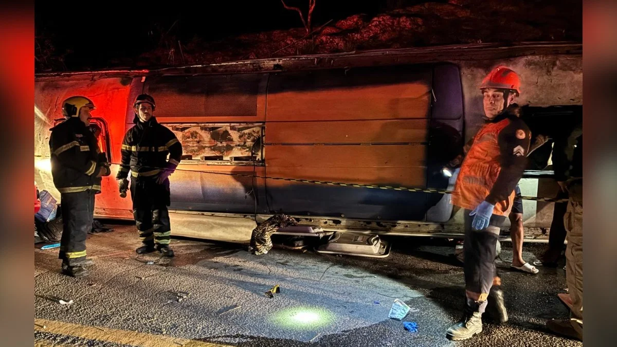 Ônibus que tombou rumo a MG e deixou três mortos fazia viagem irregular