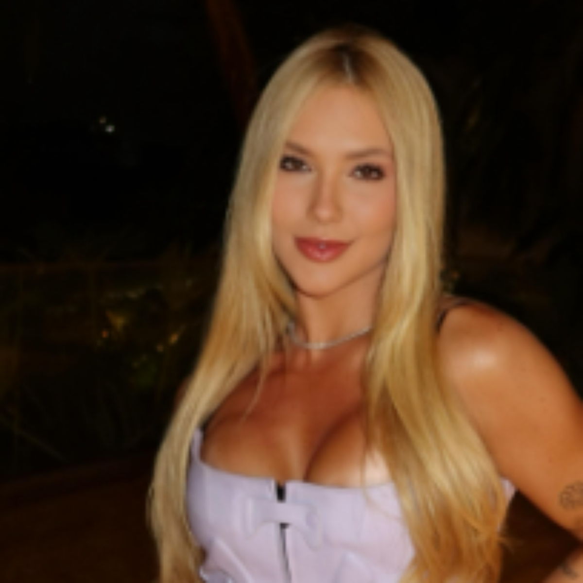 Virgínia posta foto de look e recebe elogios dos seguidores