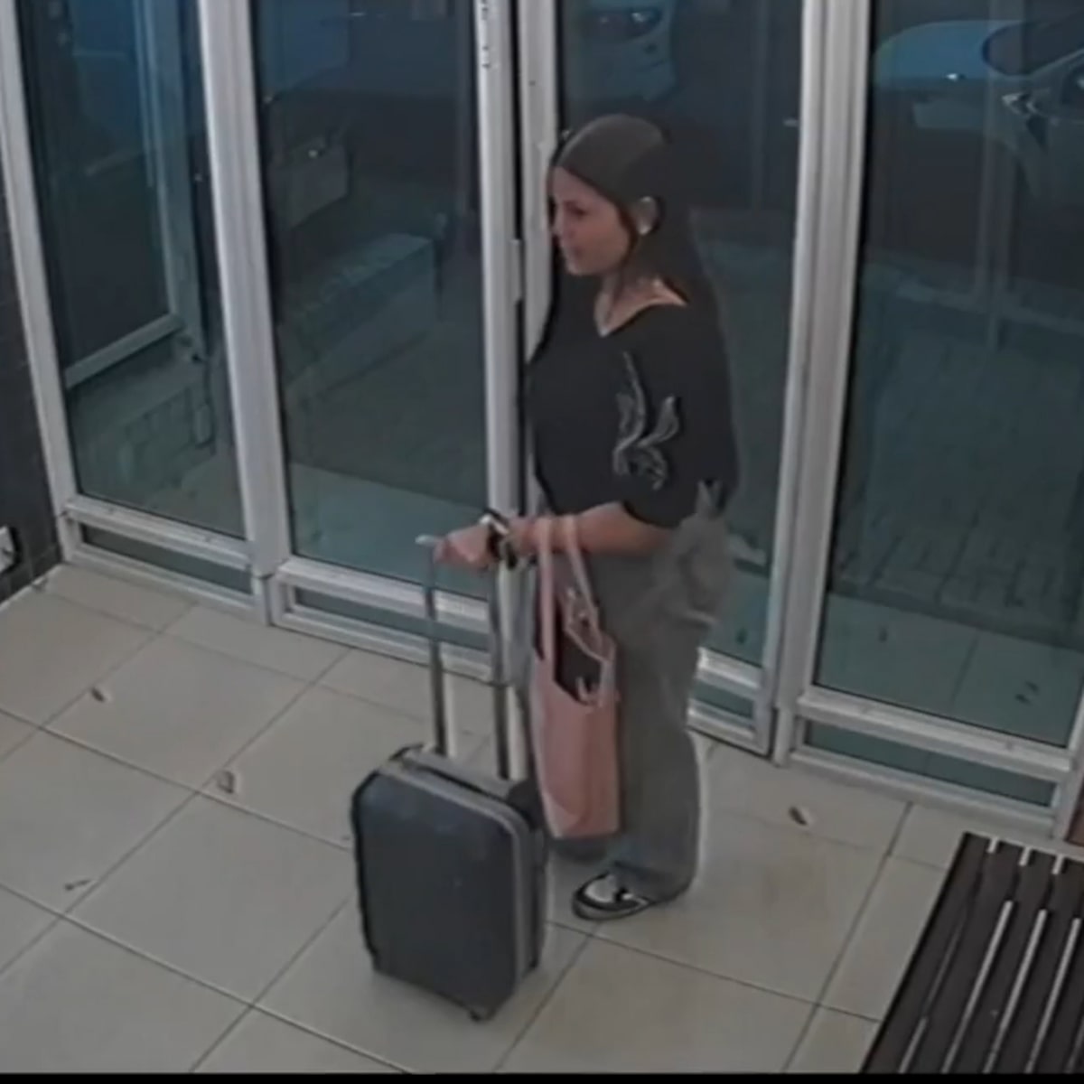 Caso Isabelle: síndica diz que namorado buscou celular em lixeiras e barrou família da jovem