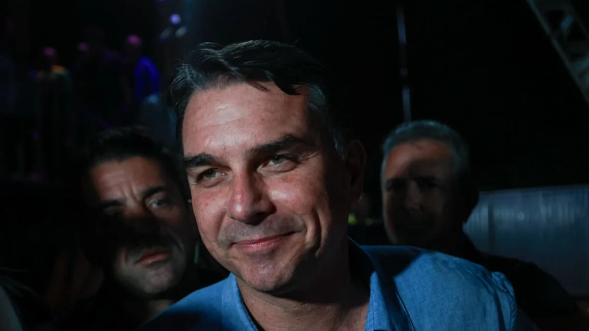 Flávio pede prisão de funcionário do Planalto por polêmica de Nossa Senhora