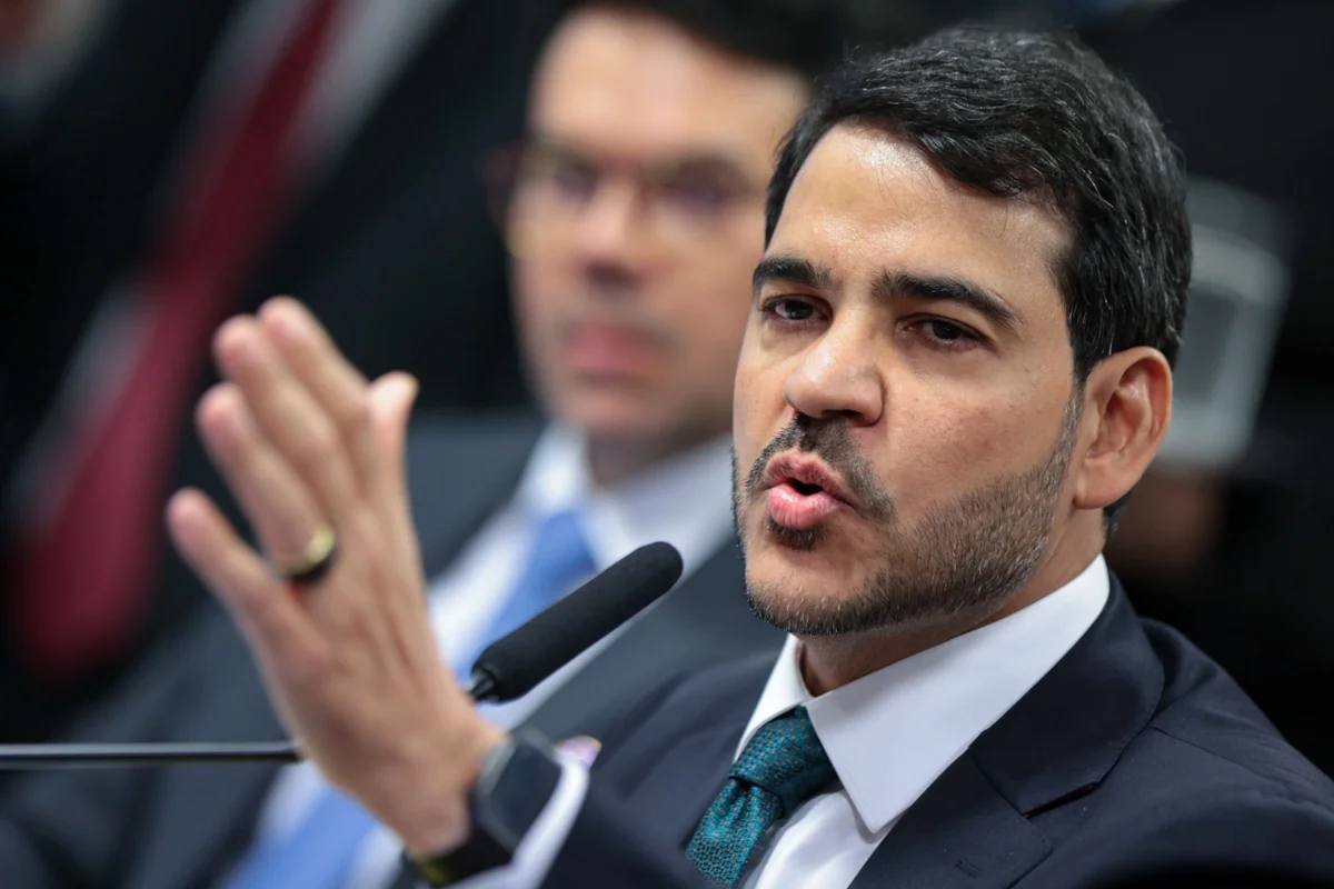 Messias critica Flávio por "uso ostensivo da Justiça contra cidadãos"