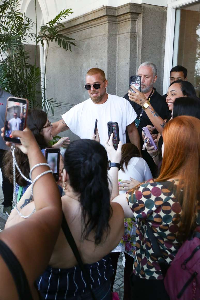 Ricky Martin recebe carinho de fãs na porta do Copacabana Palace