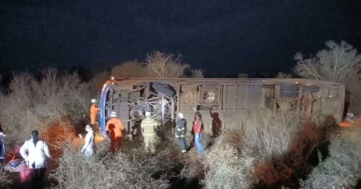 Ônibus tomba na BR-122 e deixa sete mortos em Iraquara, interior da Bahia