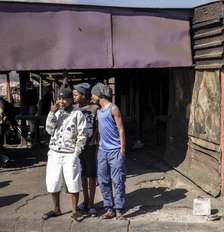 Policiais sul-africanos cercam um estabelecimento onde dez pessoas morreram em um tiroteio na madrugada deste domingo (27), no município de Lwandle, nos arredores da Cidade do Cabo. Foto: AFP - GIANLUIGI GUERCIA / RFI
