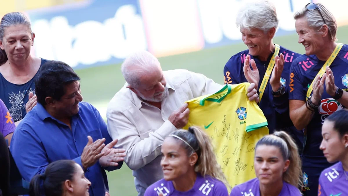 Lula sanciona lei para fortalecer e incentivar o futebol feminino no Brasil