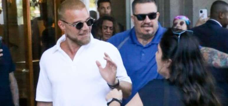 Ricky Martin recebe carinho de fãs na porta do Copacabana Palace