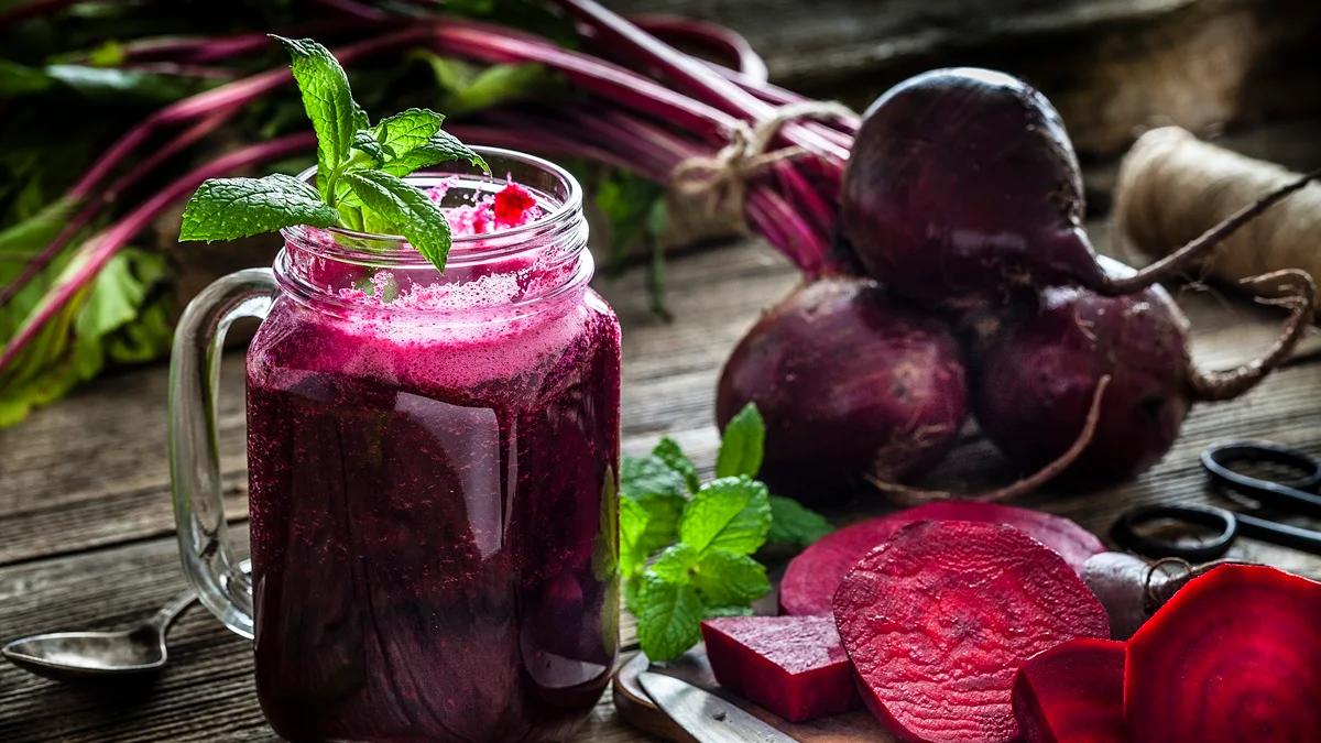 Suco de beterraba é barato e funciona tão bem quanto pré-treino tradicional