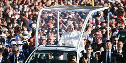 O papa Le&atilde;o XIV cumprimenta fi&eacute;is ao chegar para celebrar uma missa na esplanada do Santu&aacute;rio de Nossa Senhora de Lourdes, no sudoeste da Fran&ccedil;a, neste domingo (27). Foto: RFI