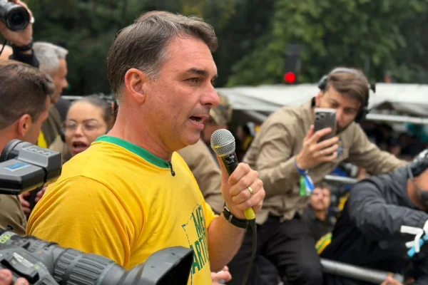 Flávio quer escalar padre para direito de resposta sobre Nossa Senhora