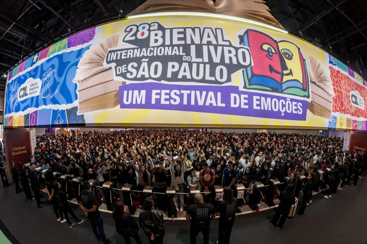 Bienal levou 760 mil pessoas ao Anhembi neste ano, superando os 722 mil visitantes da edição de 2024, e registrou aumento nas vendas - Metrópoles