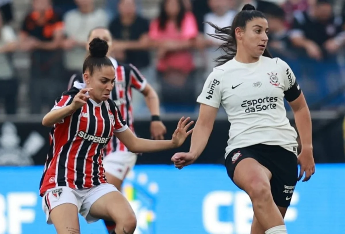 São Paulo vira e bate Corinthians na 1ª final do Brasileirão Feminino