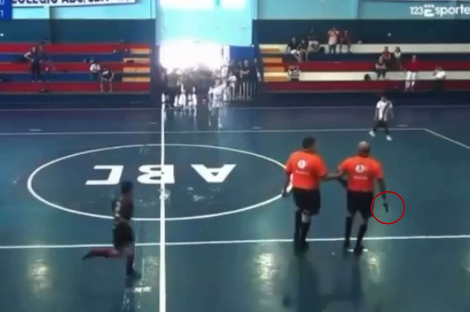 Um &aacute;rbitro de 55 anos sacou uma arma durante um jogo de futsal sub-12 &ndash;