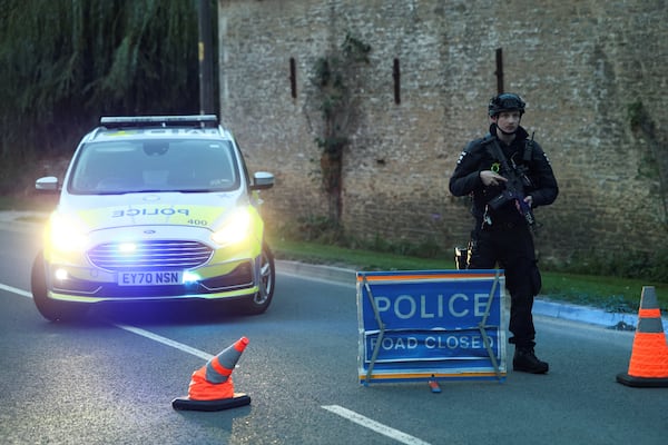 Base aérea dos EUA em RAF Fairford em estado de alerta máximo enquanto polícia do Reino Unido encontra explosivos