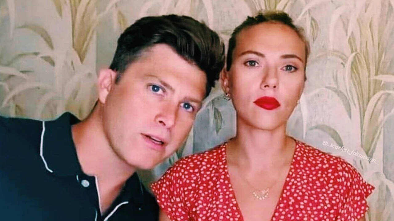 O primeiro passeio no tapete vermelho de Scarlett Johansson e Colin Jost em um ano: o casal impressiona com roupas cinzas na estreia de 'Paper Tiger'
