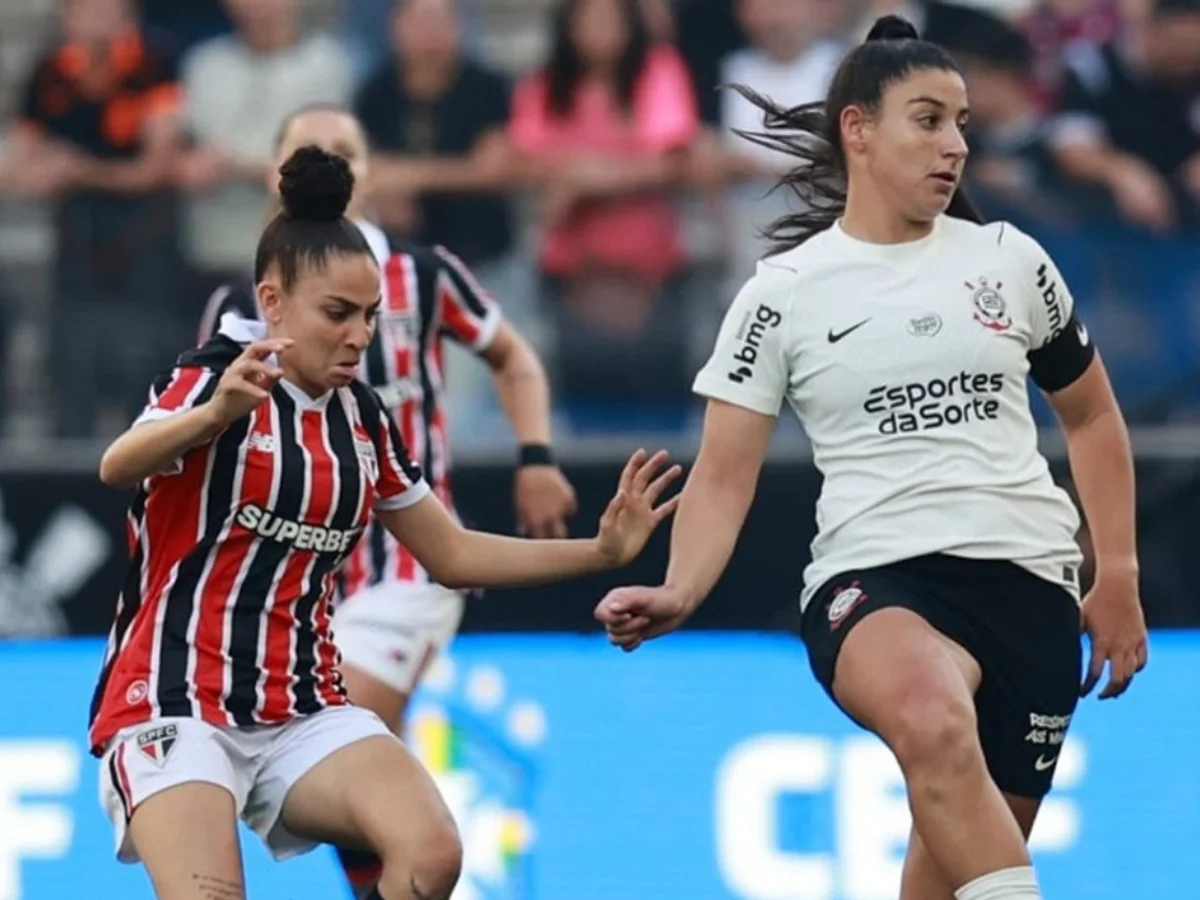 São Paulo vira e bate Corinthians na 1ª final do Brasileirão Feminino