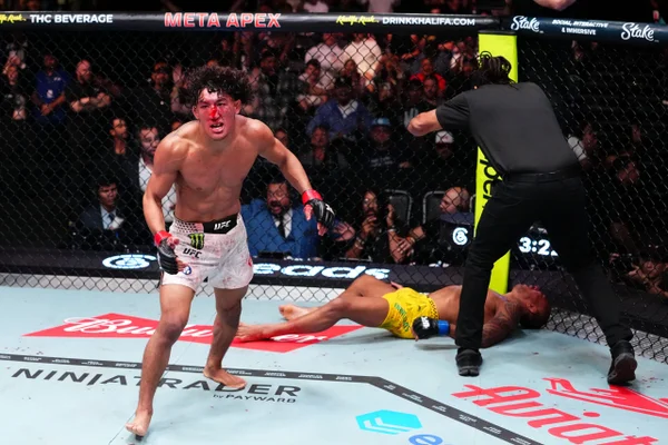 UFC atualiza estado de Raoni Barcelos após ser retirado de maca do octógono - destaque galeria