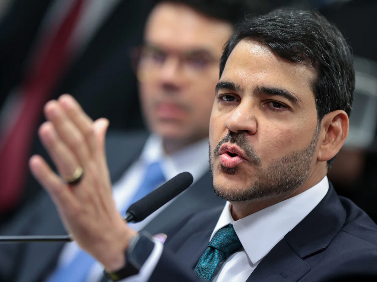 Messias critica Flávio por "uso ostensivo da Justiça contra cidadãos"